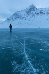 Lago Bianco zeigt sich in gefrorener Pracht