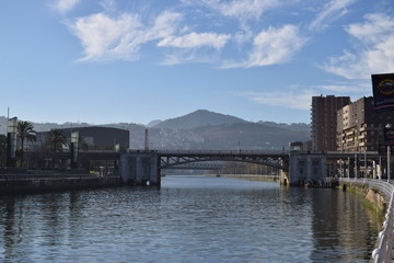 Puentes modernos en una ciudad de europa. 