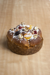 Bolo Rei de Natal com ameixas, cerejas, damasco e nozes.