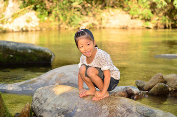 川遊びを楽しむ女の子