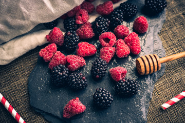 gefrorene Brombeeren und Himbeeren auf Schieferplatte © #CRTVTY