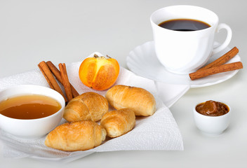 Полезный завтрак.Еда для завтрака,фрукты,мёд,булочки,маленькие,джем фруктовый,кофе чёрный с корицей.