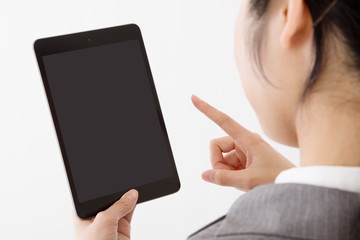 タブレットPCを操作する女性、インターネット、メール、ブラウジング