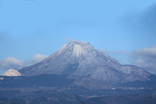 雪の由布岳