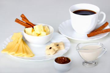 Еда для завтрака утром,сыр,кофе,печенье,масло сливочное,печенье.