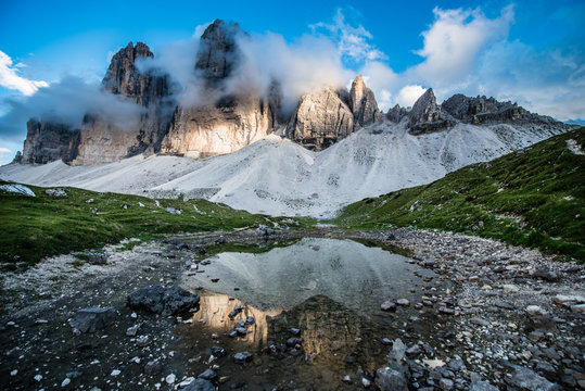Drei Zinnen in den Dolomiten reflektieren im See