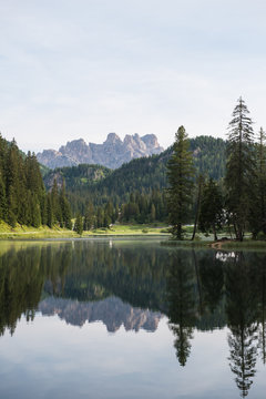 Bergsee in den Dolomiten am Morgen