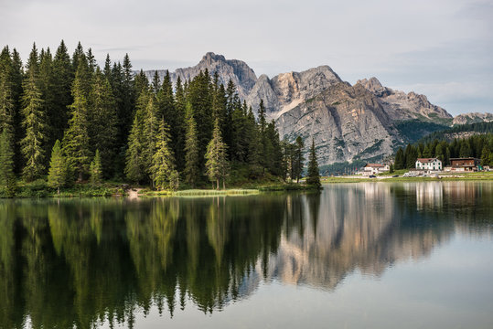 Bergsee in den Dolomiten am Morgen