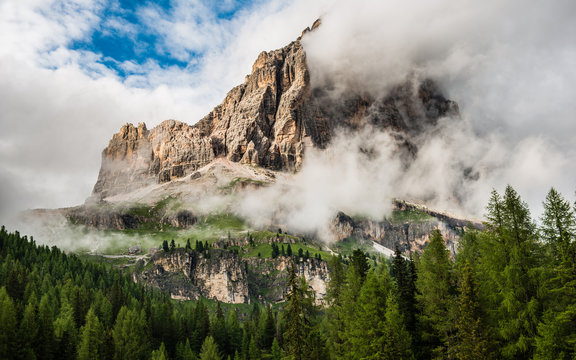 Dolomitten im mystischen Nebel