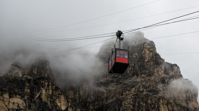 Rote Bergbahn in den Dolomiten