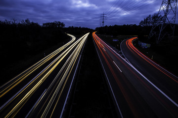 Fototapeta na wymiar Lichtspuren vorbeifahrender Autos auf der Autobahn A643 bei Mainz in der Nacht