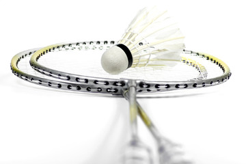 Badmintonschläger und -ball isoliert auf weißem Hintergrund