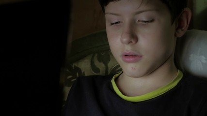 Obraz premium boy teenager working for a laptop, playing online web games
