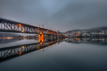 Wasserspiegelung einer Brücke