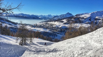 Fototapeta na wymiar panorama di Sestriere visto dalle piste da sci