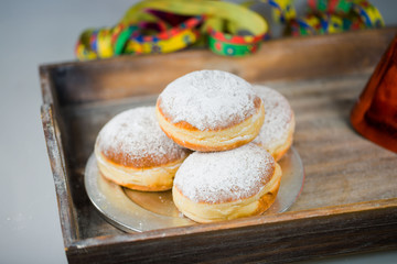 Krapfen auf Tablett