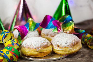 Krapfen mit Luftschlangen und Partydekoration