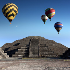 Fototapeta na wymiar Balloons above pyramid of the moon - Teotihuacan, Mexico