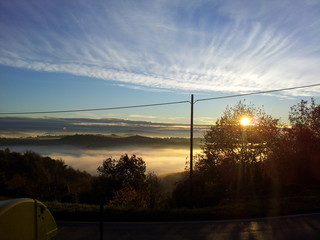 panorama collinare con nebbia basso Monferrato