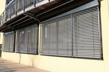 Dunkle Jalolusie an neuem Haus, Außenaufnahme