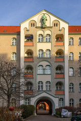 Fototapeta premium Eingang zur denkmalgeschützten Berliner 