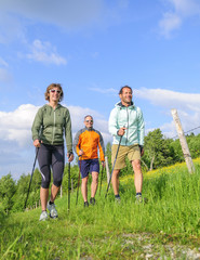 Nordic Walking - gelenkschonendes Workout in der Gruppe