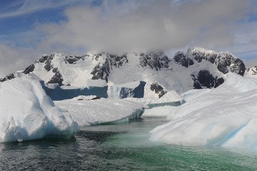 Fototapeta na wymiar Icebergs, Antarctica
