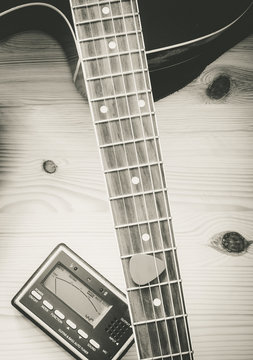 Gitarre und Stimmger&auml;t schwarz wei&szlig;, Draufsicht