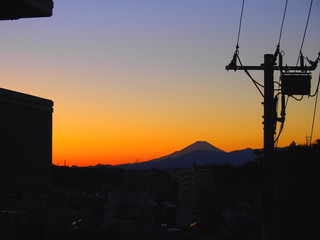住宅地から見える富士山/富士山撮影で最も難しい住宅地からの撮影。この長い尾根はまず見ることが出来ない。