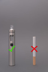 e-Zigarette mit einer Zigarette