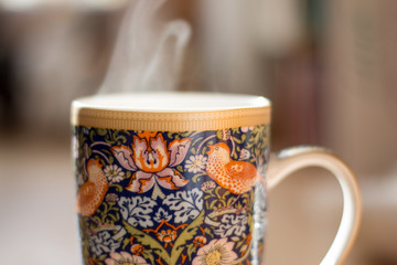Dampfende Teetasse mit mit kunstvollem Muster