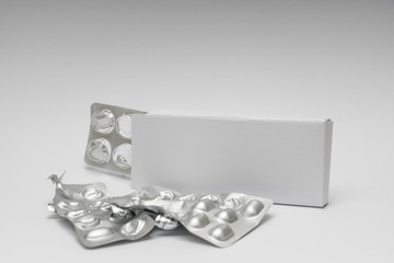 blanke Medikamentenschachtel mit Tabletten