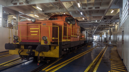 il locomotore traina il treno fuori dalla nave traghetto