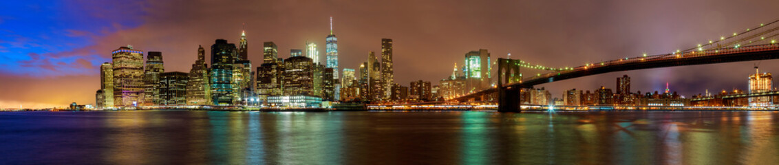 Fototapeta na wymiar Night view of the Brooklyn Bridge in New York City