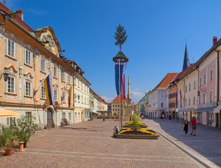 St. Veit an der Glan, Hauptplatz mit Rathaus, Pests&auml;ule und Maibaum