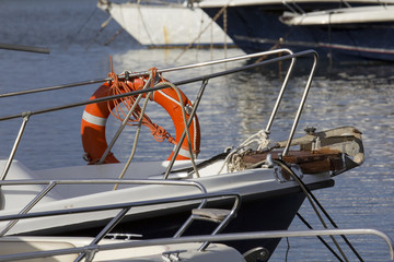 Cagliari: dettaglio di una barca ancorata nel porto turistico di Marina Piccola - Sardegna