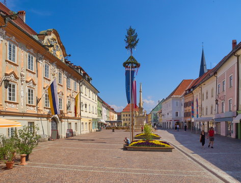 St. Veit an der Glan, Hauptplatz mit Rathaus, Pestsäule und Maibaum
