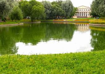 Fototapeta na wymiar View of a pond and the former Yusupov Palace in the Yusupov gard
