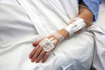 hospital paciente cama brazo con suero U84A1837-f16 - obrazy, fototapety, plakaty