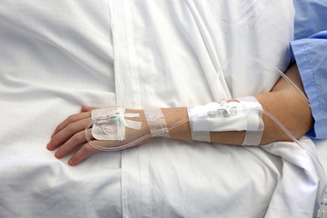 hospital paciente cama brazo con suero U84A1839-f16 - obrazy, fototapety, plakaty