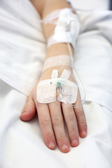 hospital paciente cama brazo con suero U84A1845-f16 - obrazy, fototapety, plakaty