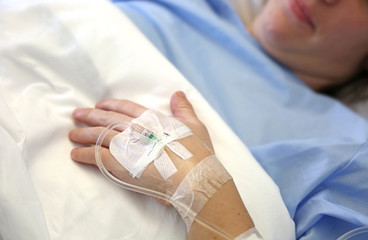 hospital paciente cama brazo con suero U84A1870-f16 - obrazy, fototapety, plakaty