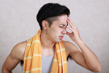 頭痛を訴える男性
