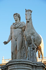 Roma, le statue del Campidoglio al tramonto