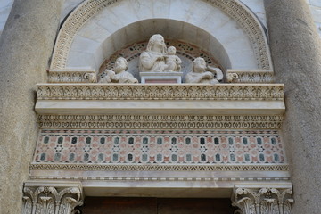 Eingangsportal zum schiefen Turm von Pisa