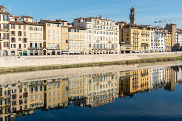Obraz premium Architecture of buildings on the banks of the Arno river in Flor