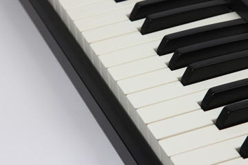 Naklejka premium the piano keys closeup on white background