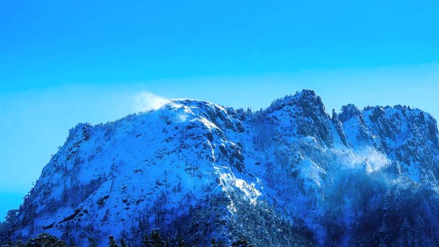 설악산의 높은 봉우리에 눈보라가 날리는 모습을 망원렌즈로 찍음