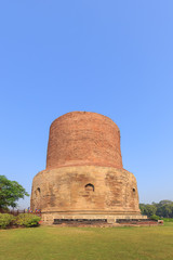 Fototapeta na wymiar Dhamekh Stupa at Sarnath, Varanasi, India.