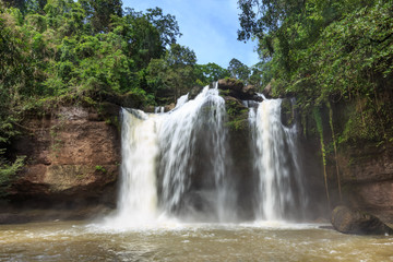 Fototapeta premium Wodospad Haew Suwat, Park Narodowy Khao Yai, Tajlandia